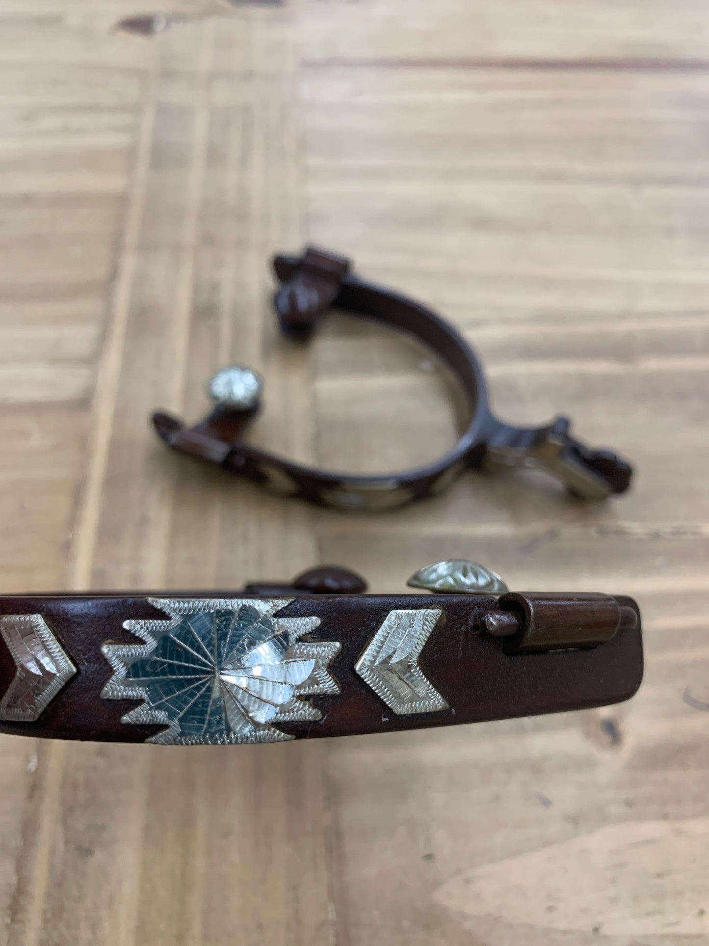 Antiqued Metal Short Shank Spurs